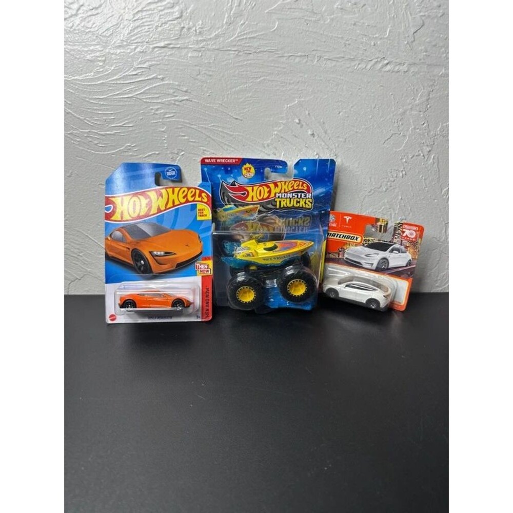 Hot wheels lot of 3